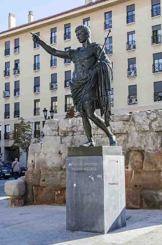 Zaragoza 17 - monumento a César Augusto.jpg